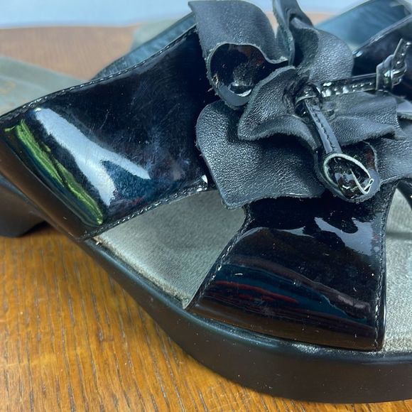 Dansko Dahlia Black Patent Toe Post Thong Sandals Wedge Flower Size 38 - Picture 6 of 11